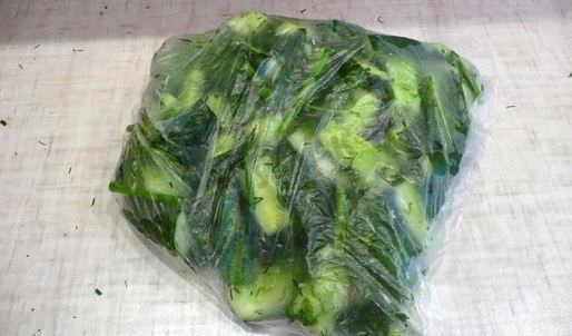 быстрые маринованные огурцы в пакете