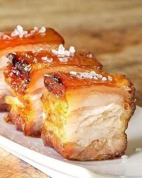 Маринованное с чесноком и специями сало, запеченное в духовке