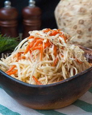 Маринованный корень сельдерея