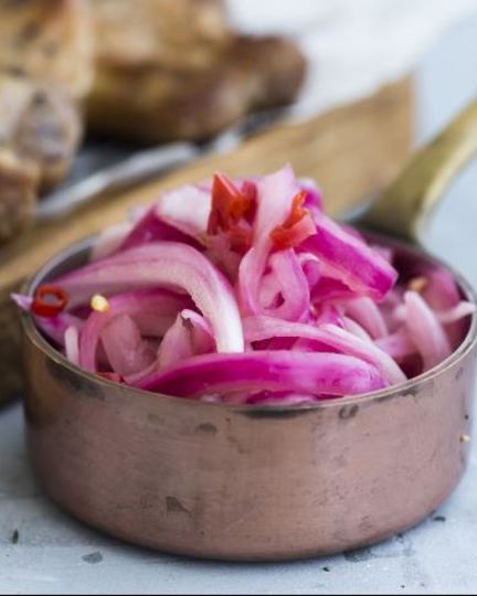 Рецепт маринованного острого лука к мясу