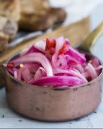 Маринованный острый лук к мясу