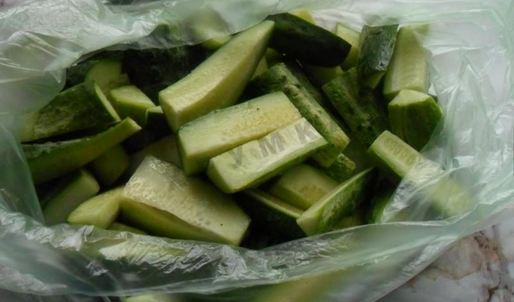 маринованные огурцы в пакете