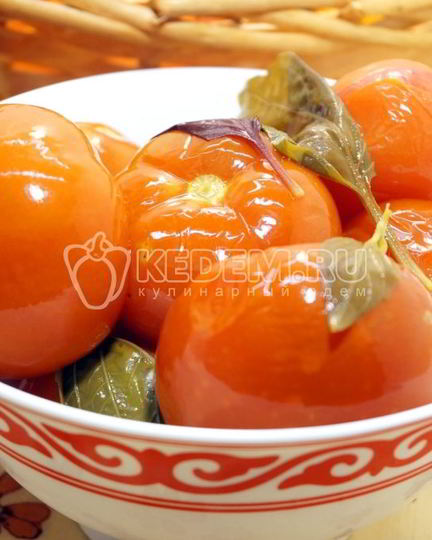 Рецепт маринованных помидоров на зиму в банках с базиликом