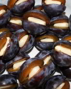 Маринованные сливы с чесноком