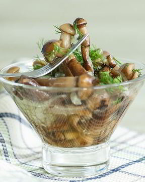 Опята маринованные с луком