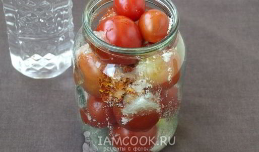 помидоры, маринованные с бархатцами