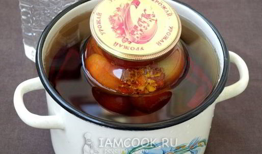 помидоры, маринованные с бархатцами