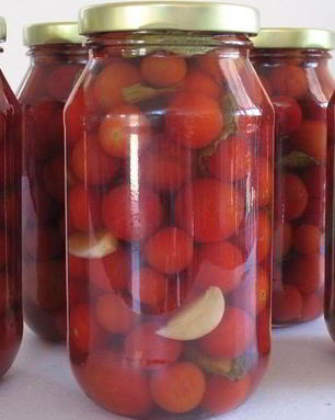 Помидоры маринованные с чесноком