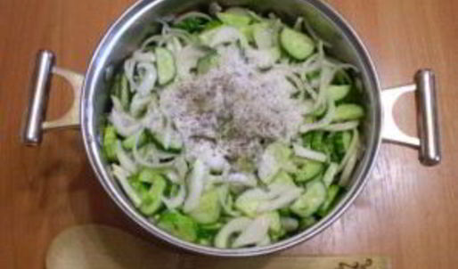 огурчики с луком на зиму