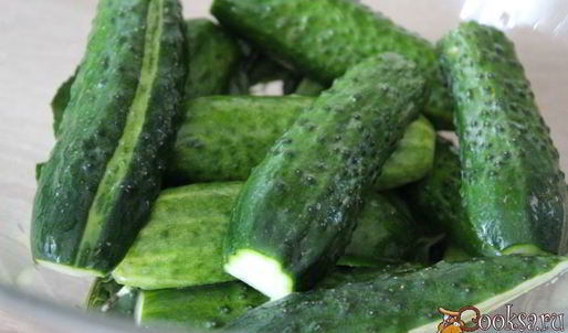 малосольные огурцы на минералке суточные