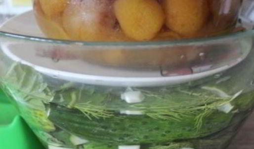 малосольные огурцы на минералке суточные