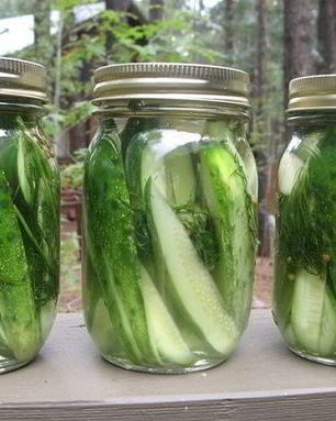 Малосольные огурцы с рассолом