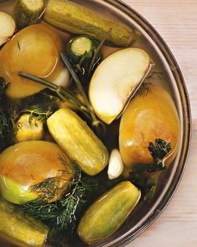 Малосольные огурцы с яблоками