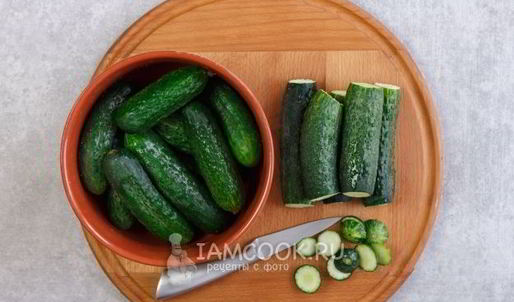 малосольные огурцы в кастрюле