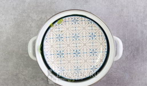 малосольные огурцы в кастрюле