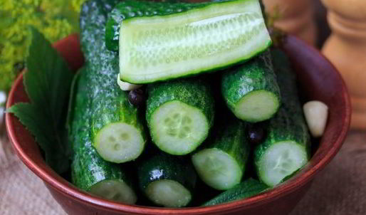 малосольные огурцы в кастрюле