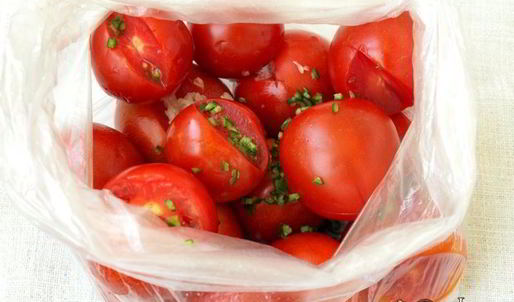 малосольные помидоры в пакете