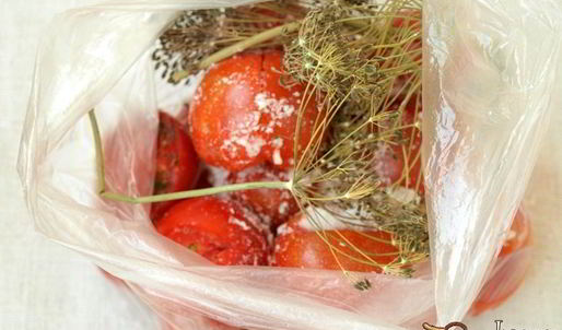 малосольные помидоры в пакете