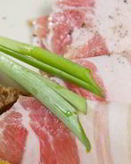 Сало соленое с чесноком