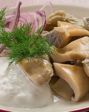 Соленые грибы со сметаной