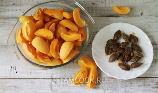 абрикосовое варенье с ядрышками
