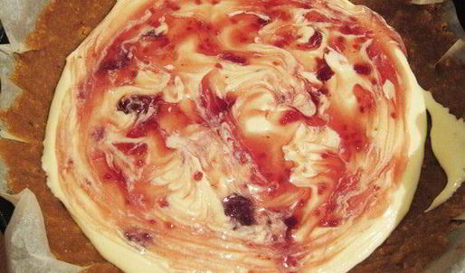 чизкейк с белым шоколадом и малиновым вареньем