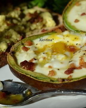 Авокадо с запеченными яйцами