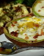 Авокадо с запеченными яйцами