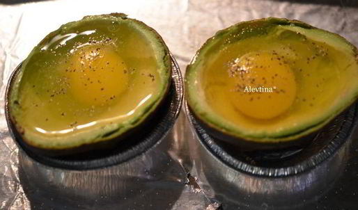 авокадо с запеченными яйцами