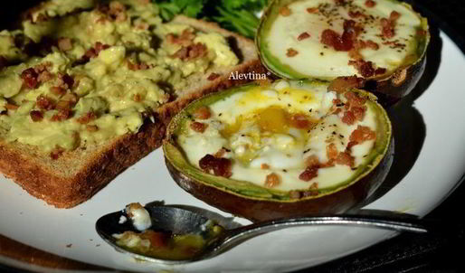 авокадо с запеченными яйцами