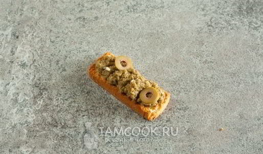 брускетта с оливковой пастой