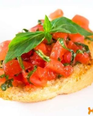 Брускетта с помидорами и базиликом
