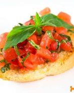 Брускетта с помидорами и базиликом