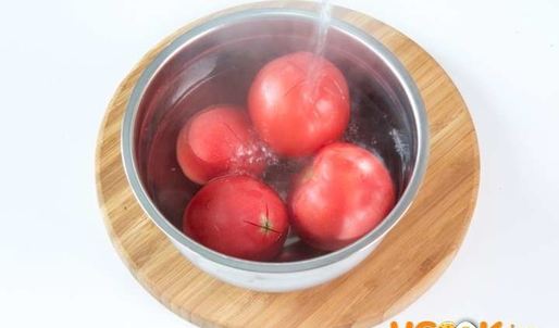 брускетта с помидорами и базиликом