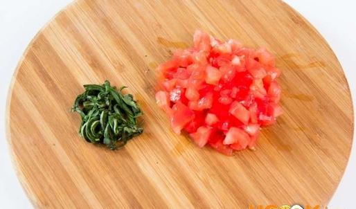 брускетта с помидорами и базиликом