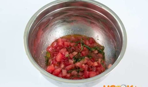 брускетта с помидорами и базиликом