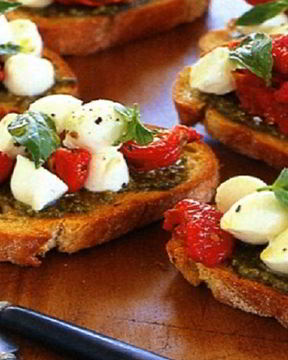 Брускетта с помидорами