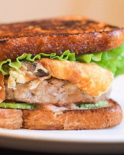 Рецепт бургера на тостовом хлебе с цукини, омлетом с шампиньоами и заправкой из домашнего майонеза