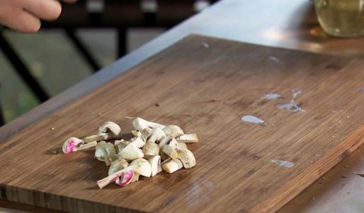 бургер с говядиной и чатни из красной смородины