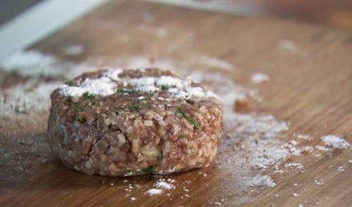 бургер с говядиной и чатни из красной смородины