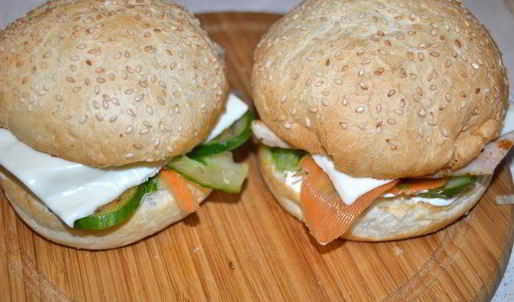 бургер с индейкой и сочными овощами