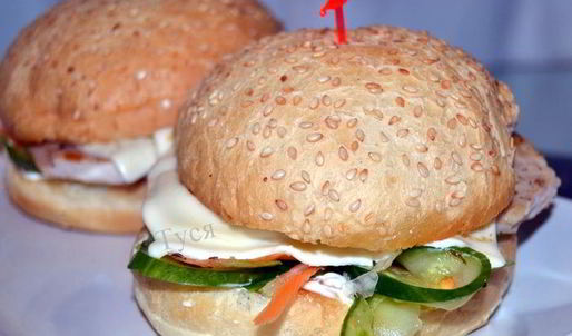 бургер с индейкой и сочными овощами