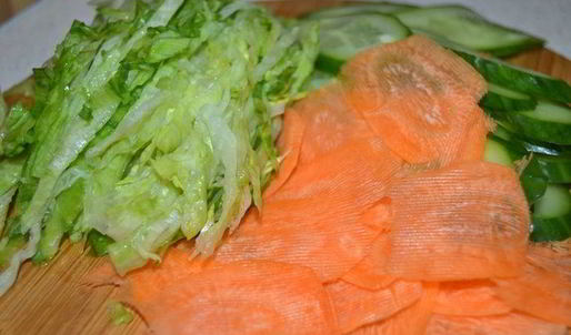 бургер с индейкой и сочными овощами