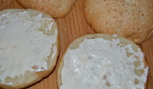 бургер с индейкой и сочными овощами