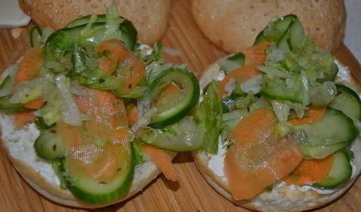 бургер с индейкой и сочными овощами