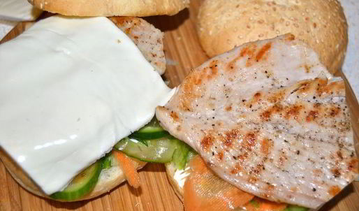 бургер с индейкой и сочными овощами