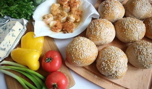 бургер с креветками и голубым сыром