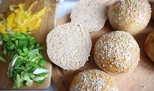 бургер с креветками и голубым сыром