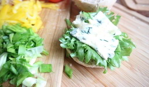 бургер с креветками и голубым сыром