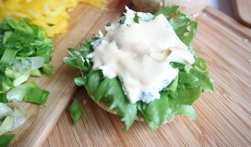 бургер с креветками и голубым сыром